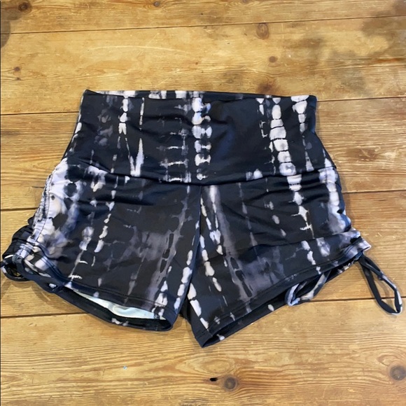 FP Movement Onzie cinch yoga shorts NWOT - Picture 2 of 5